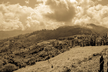 paisaje montañoso con nubes en color sepia 