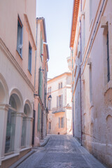 Fototapeta na wymiar Arles Provence pink & blue street