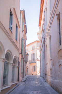 Fototapeta Arles Provence pink & blue street