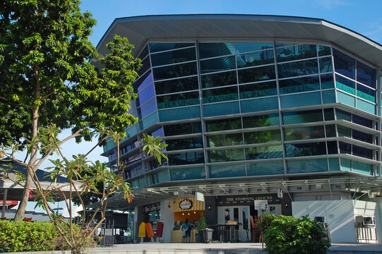 One Fullerton shopping mall facade in Singapore