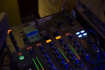 ミキサーを操作するDJ
