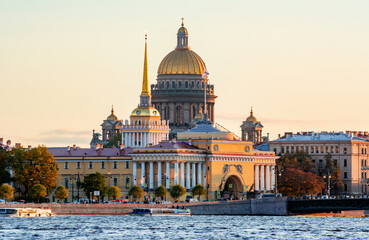 Fototapeta na wymiar St. Petersburg cityscape with Saint Isaac's Cathedral, Admiralty building and Palace bridge at sunset, Russia