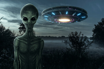 Grüner Ausländer mit schwarzen großen Glasaugen auf dem Hintergrund einer fliegenden Untertasse. UFO-Konzept, Außerirdische, Kontakt mit außerirdischer Zivilisation