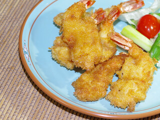 皿に盛りつけたエビフライ