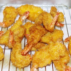 揚げ終わったエビフライ