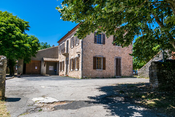La Couvertoirade joli village médiéval perché en Aveyron.	