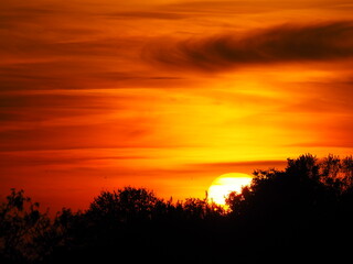 Fototapeta na wymiar puesta de sol multicolor sobre el lago de ivars y vila sana de lerida, españa, europa