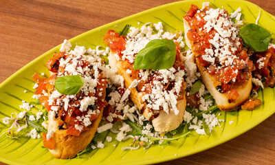 Bruschetta Antipasti geröstetes Brot mit Tomate, Zwiebeln und Knoblauch