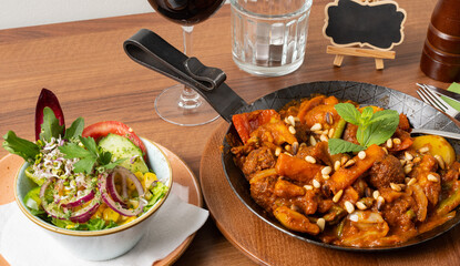 Kichererbsenbällchen mit Tomatensauce und Gemüse