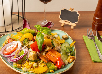 Römersalat mit Croutons, Gurke, Paprika, Zwiebeln, Tomate und Mais