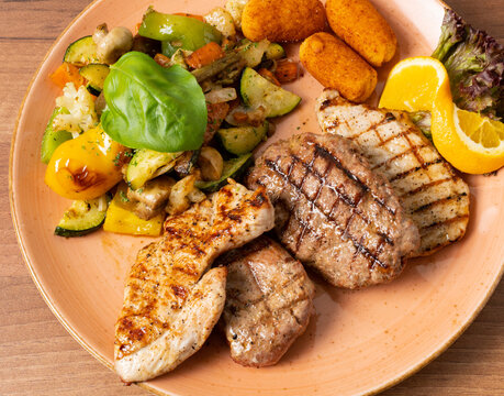 Filetteller Putensteak, Schweinefilet, Rinderfilet dazu Pfannengem&uuml;se und R&ouml;stbrot