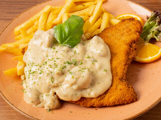 Champignonschnitzel, Putenschnitzel mit Champignonrahmsauce dazu Pommes frites