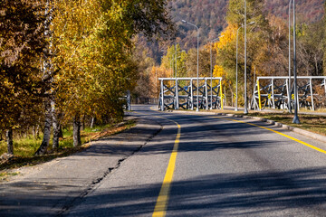 Obraz premium autumn road in the city