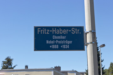 Straßenschild zu dem deutschen Chemiker Fritz Jacob Haber. Nobelpreisträger der von 1868 bis 1934...