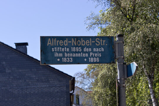 Straßenschild zu dem schwedischen Chemiker und Erfinder Alfred Bernhard Nobel. Er war Stifter und Namensgeber des Nobelpreises. Nobel lebte von 1833 bis 1896.