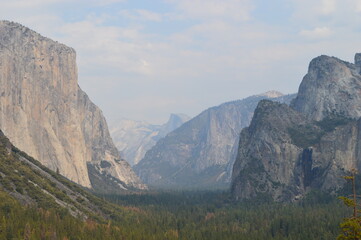 Fototapeta premium Hiking, climbing and camping in the beautiful Yosemite National Park and valley in California, USA