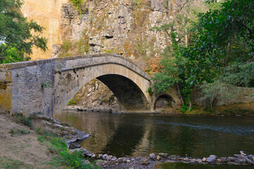 Fototapeta na wymiar Le vieux pont en pierres de Pierre-Perthuis (89450) sur la Cure, l'Yonne en Bourgogne-Franche-Comté, France
