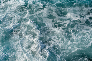 Fototapeta premium Mar revuelto, visto desde arriba, en colores turquesas y blancos.