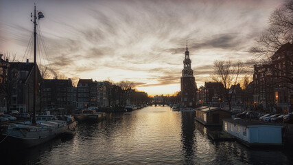 Obraz premium View on the canal Oudeschans at Sunset with the tower Montelbaanstoren in the background in Amsterdam.