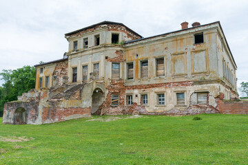 Fototapeta premium Manor house of the Priklonsky Rukavishnikovs on the banks of the Oka river in the Nizhny Novgorod region