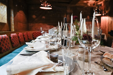 Festlich gedeckter Tisch in einem Restaurant ohne Gäste