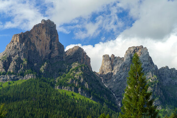 Obraz premium Mountain landscape along the road to Forcella Staulanza at Selva di Cadore, Dolomites