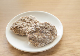皿の上の冷凍ハンバーグ