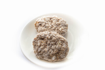 皿の上の冷凍ハンバーグ