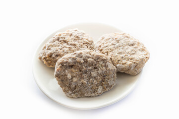 皿の上の冷凍ハンバーグ