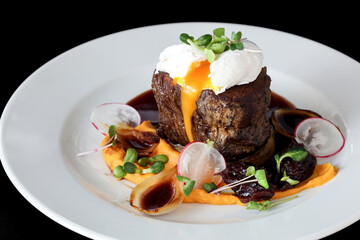 Egg Benedict steak with mashed batata and mushroom sauce.
