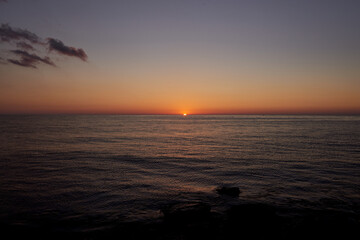 Obraz premium Beautiful red pink orange dawn on the sea without waves