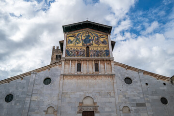 Fototapeta na wymiar The Basilica San Frediano in Lucca