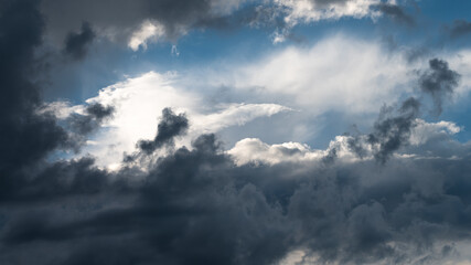 Obraz premium Stormy Clouds Moving Across the Threatening Summer Sky