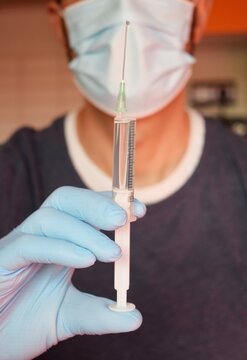 Doctor o enfermero sujeta la jeringuilla con la inyecci&oacute;n de una vacuna