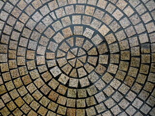 Fototapeta premium 雨に濡れた同心円状のタイル