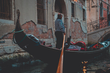 Fototapeta na wymiar Gondola between the canals of Venice