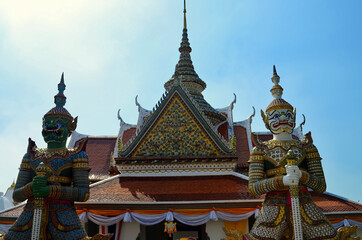 Fototapeta premium Bangkok, Thailand - Wat Arun Guard Statues