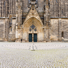 Tourist betrachtet das Westportal des Doms St. Mauritius und St. Katharina in Magdeburg