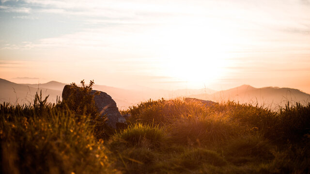 Atardecer a contraluz sobre Selaya, Cantabria