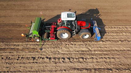 Traktor mit Sämaschine bei der Arbeit auf einem Acker