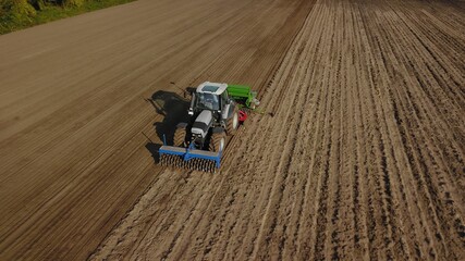 Traktor mit Sämaschine bei der Aussaat der Winterkultur im Herbst, Landwirtschaft