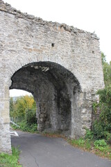 Fototapeta na wymiar WINCHELSEA, EAST SUSSEX, UK - JULY 12th 2020 : The Landgate entrance arch to Winchelsea in East Sussex, dating from 1300 part of old town wall, Winchelsea, East Sussex, UK