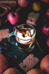 Heißer Calvados-Punsch mit Zimt und Apfel