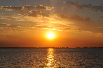 Obraz premium Golden sunset over the lake