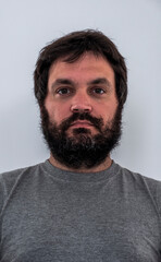 Busto de homem jovem com barba
