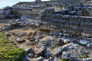 Archaeological excavations. Kalos Limen (ancient Greek Κᾰλός Λῐμήν) is an ancient Greek city in the north-west of Crimea, which existed since the 4th century. BC. according to the 1st century AD. Near