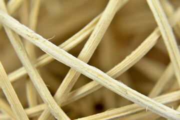 Małe, wiklinowe, kolorowe kule na różnych tłach. © Krzysztof Głowacki