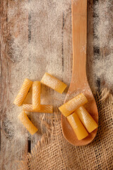 pasta fresca con farina sul tavolo di legno
