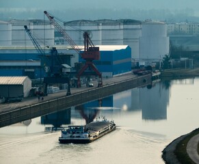 Frachtschiff auf Main-Donau-Kanal