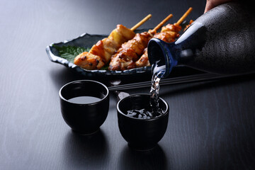 日本酒を注ぐ